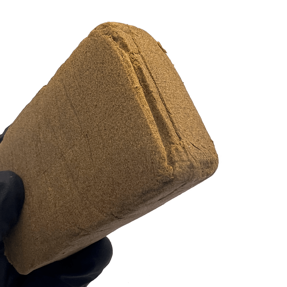 CBD Hasch Basic Blondie von I Love Pot - hellbraunes, kompaktes Haschisch in Pyramidenform mit strukturierter Oberfläche i...
