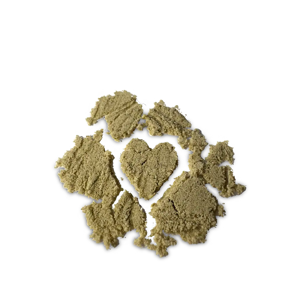 CBD Pollen Kief von I Love Pot: Feines, grünlich-beiges Pulver in körniger Struktur auf weißem Hintergrund.