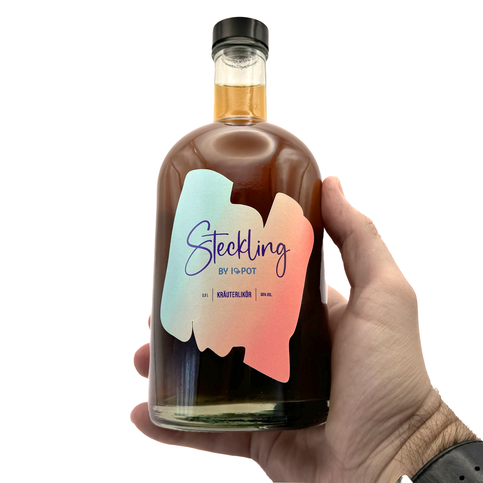 Steckling Hanflikör 0,5l von I Love Pot in dunkler Glasflasche mit farbigem Etikett, 38% vol. Kräuterlikör, in Hand gehalten.