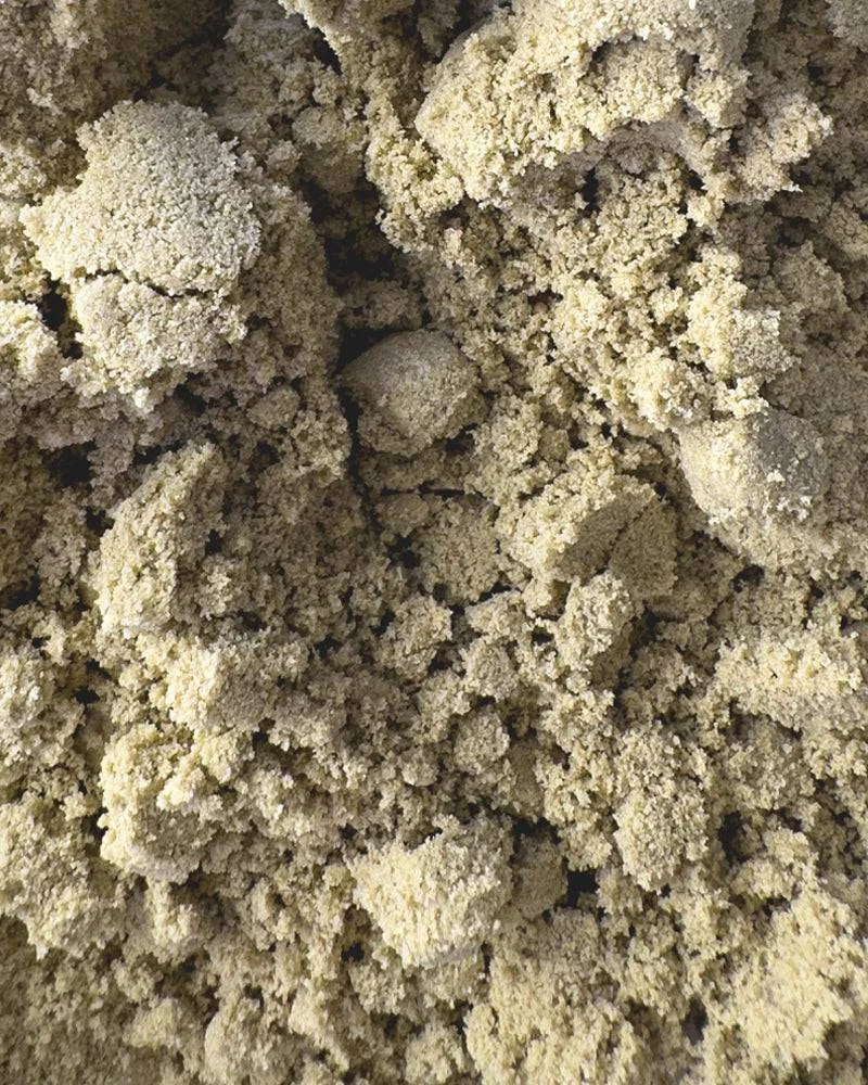 CBD Pollen Kief von I Love Pot, feinkörniges Pulver in beige-grüner Farbe mit verdichteten Körnern, hochkonzentriertes Can...