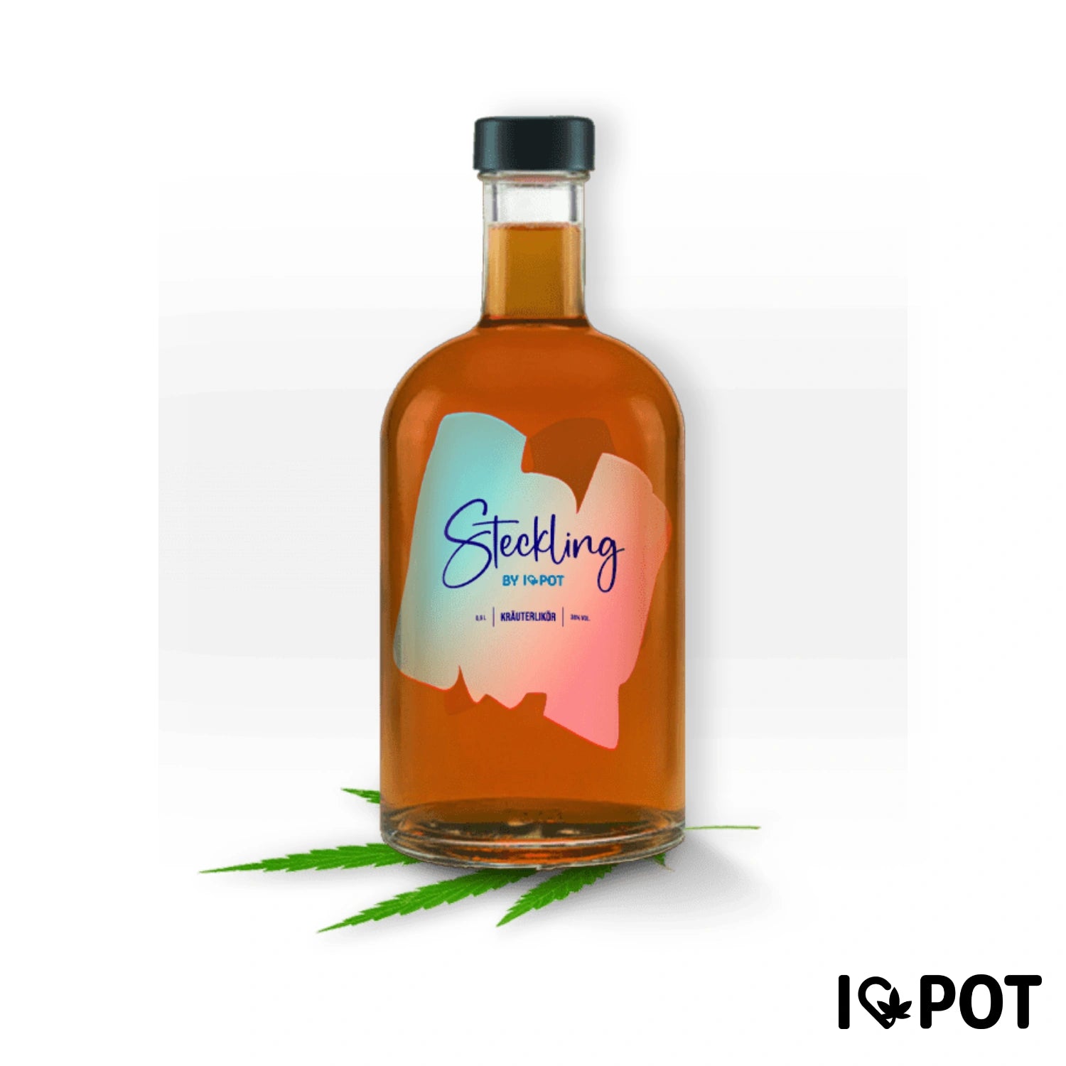 Steckling Hanflikör 0,5l Flasche von I Love Pot mit braunem Glas und farbenfrohem Label, daneben grüne Hanfblätter.
